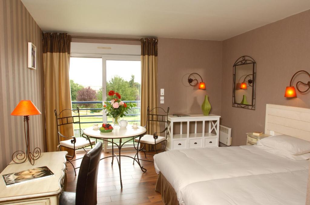 Logis L'Ermitage Hotel & Restaurant Saulges Rum bild