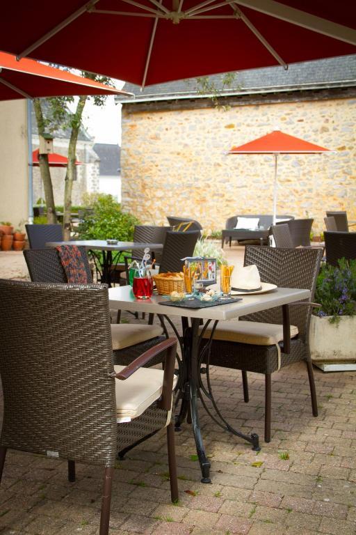 Logis L'Ermitage Hotel & Restaurant Saulges Exteriör bild
