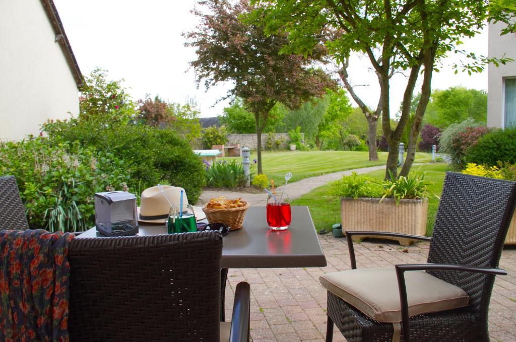 Logis L'Ermitage Hotel & Restaurant Saulges Exteriör bild