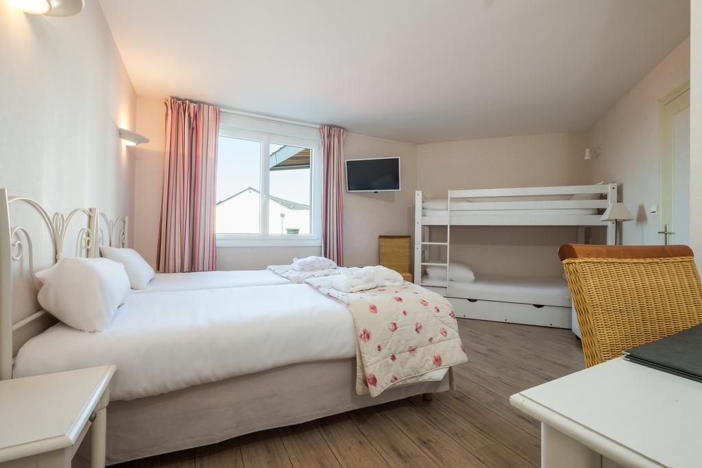 Logis L'Ermitage Hotel & Restaurant Saulges Exteriör bild