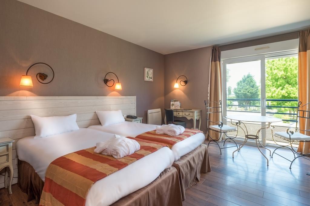 Logis L'Ermitage Hotel & Restaurant Saulges Exteriör bild