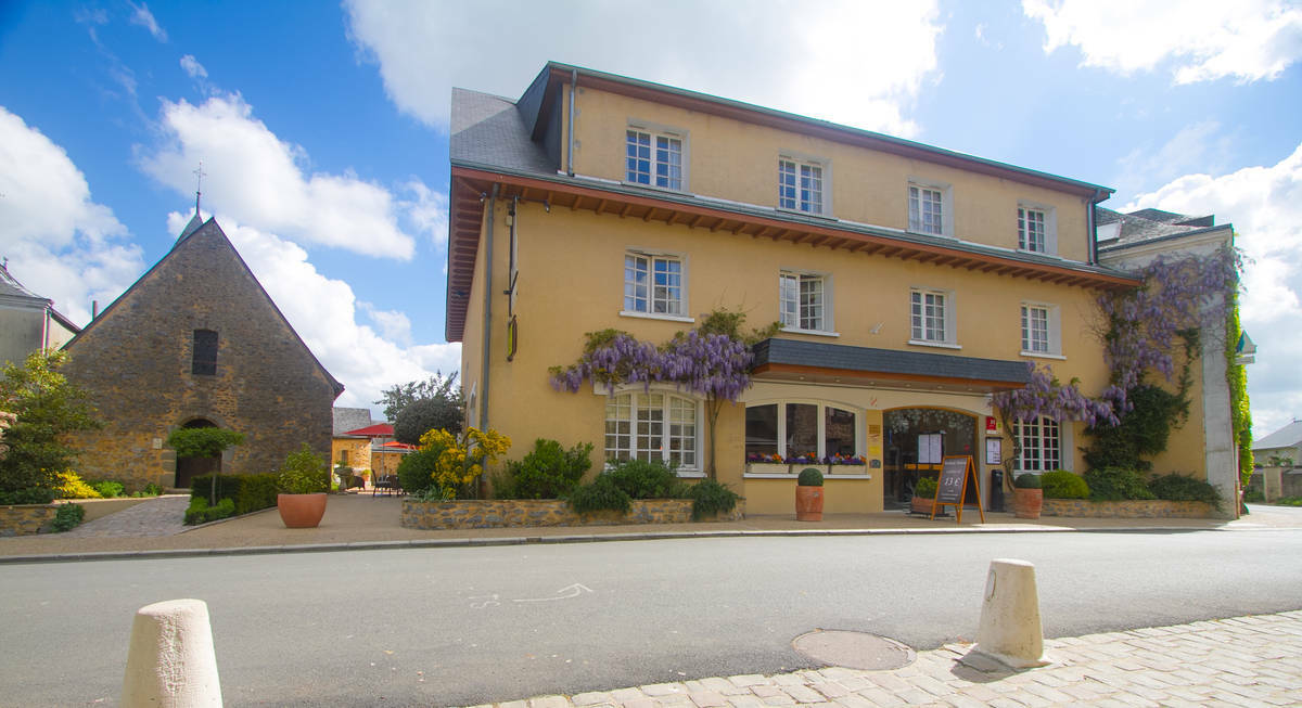 Logis L'Ermitage Hotel & Restaurant Saulges Exteriör bild